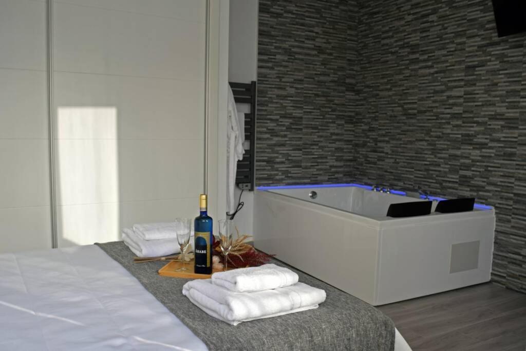 Alojamientos Lola, Suite Con Jacuzzi Benalup-Casas Viejas Eksteriør billede