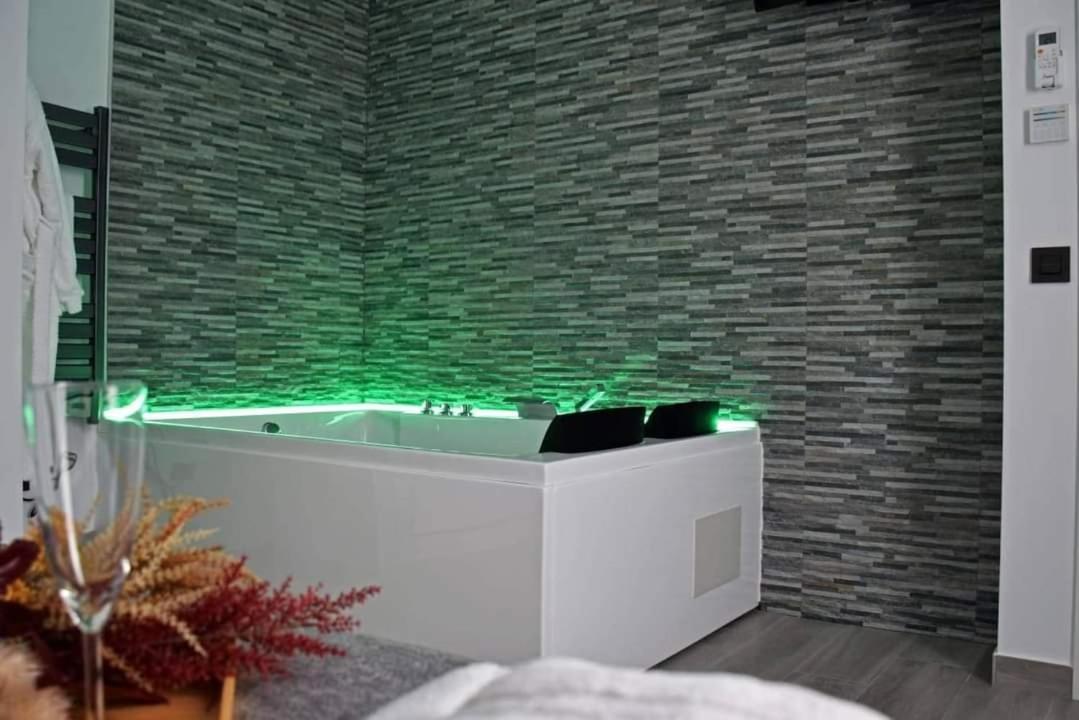 Alojamientos Lola, Suite Con Jacuzzi Benalup-Casas Viejas Eksteriør billede